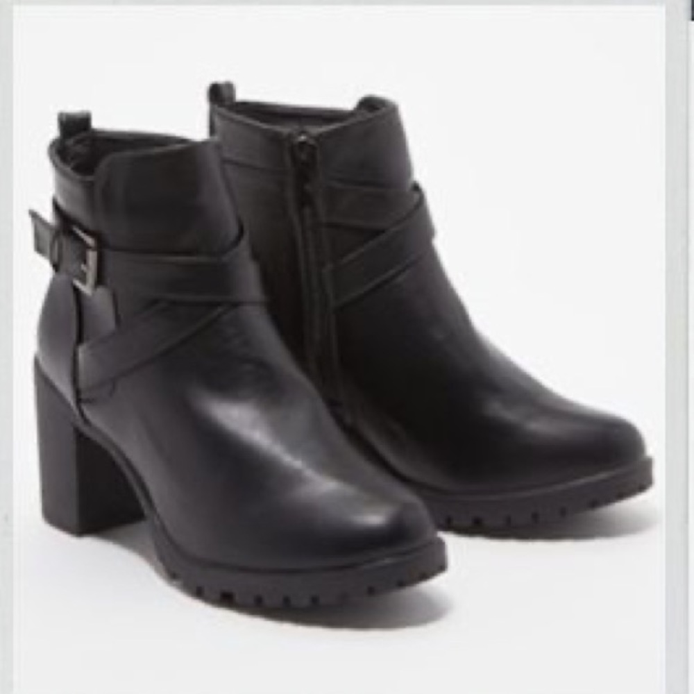 NEW IN BOX 🖤 Faux-Leather Lug Sole Wrap Strap Block Heel Bootie 🖤